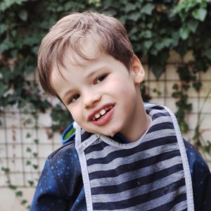 Život s autistou je nesmírně náročný, ale humor neztrácíme – příběh Adámka a jeho rodiny